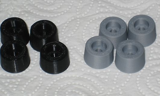 schwarze und graue Kunststoffbauteile