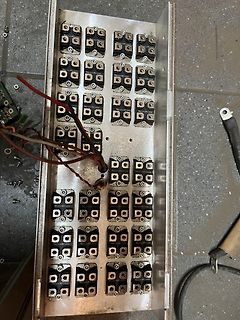 Reihe von elektrischen Klemmen in einem Metallgehäuse