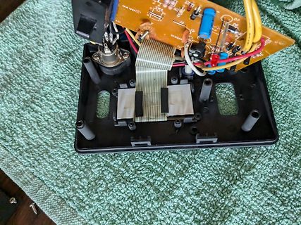 Geöffnetes elektronisches Gerät mit Leiterplatte und Flachbandkabel