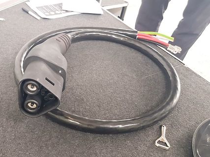 Ladekabel für Elektrofahrzeug mit Stecker und offenen Adern