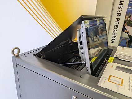Messgerät mit Display und Broschüren