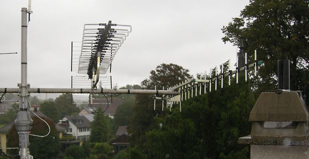 Fernsehantennen auf einem Dach
