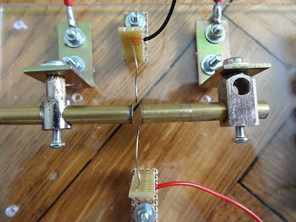 Elektrischer Aufbau mit Messkontakten auf Holzbrett