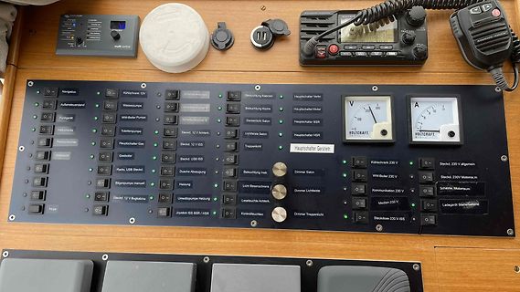 Bedienpanel eines Bootes mit Schaltern und Anzeigen