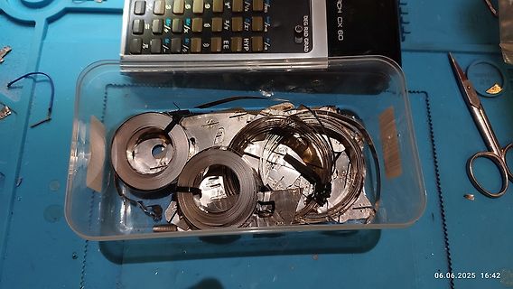 Werkzeuge und Drahtrollen in einer Kunststoffbox