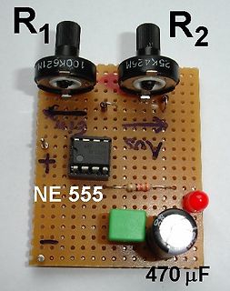 Selbstgelötete Platine mit NE 555 und Potentiometern