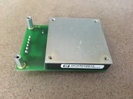 Leiterplatte mit Metallgehäuse und Anschlüssen