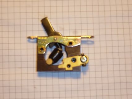 Mechanisches Bauteil auf Millimeterpapier
