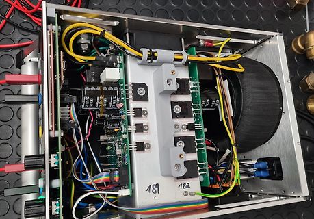 Innenansicht eines elektronischen Geräts mit Verdrahtung und Bauteilen