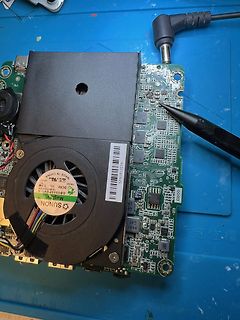 Reparatur einer Leiterplatte mit Lüfter und Werkzeug