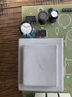 Nahaufnahme einer Leiterplatte mit elektronischen Bauteilen