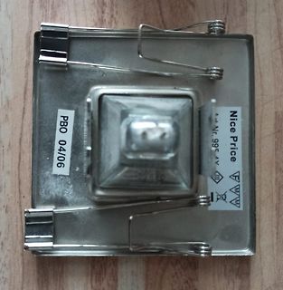 Metallgehäuse mit Aufklebern und Clips