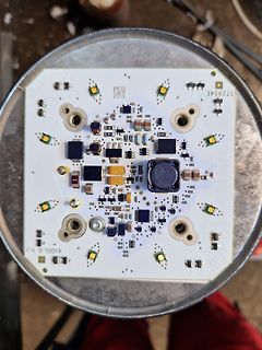 Bestückte Leiterplatte auf Metalluntergrund