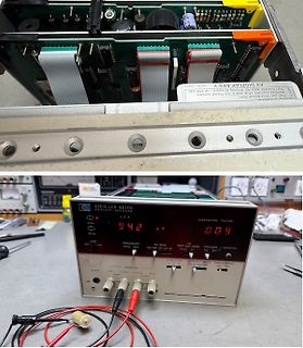 LCR-Meter und offenes Elektronikgehäuse