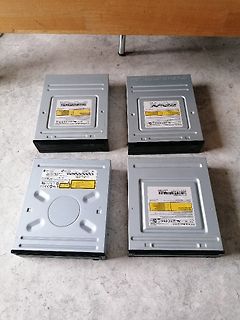 Vier Festplatten auf einem Boden