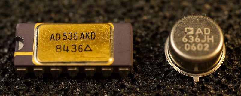 Zwei elektronische Bauteile auf dunklem Untergrund