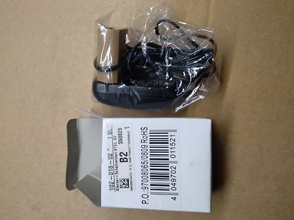 Elektronikbauteil in Plastikverpackung mit Karton