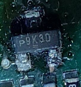 Makroaufnahme eines elektronischen Bauteils auf Leiterplatte