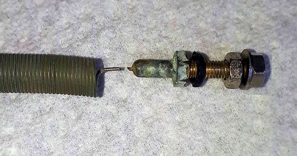 Metallischer Bolzen mit Feder und Mutter