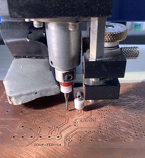 CNC-Fräse bearbeitet Kupferplatine