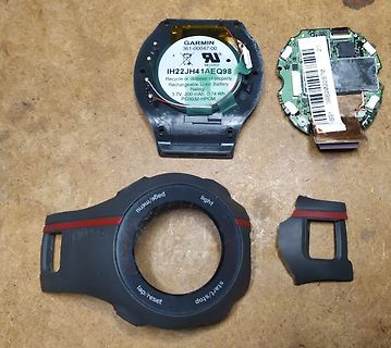 Zerlegte Garmin Smartwatch Komponenten