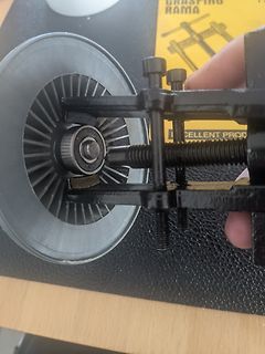 Mechanische Vorrichtung mit Gewindestangen und Zahnrad