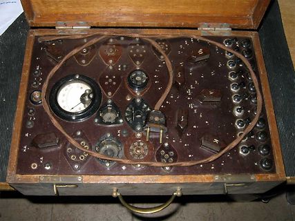 Altes elektronisches Messgerät in Holzgehäuse