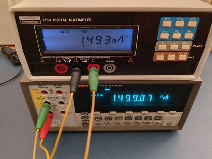 Zwei digitale Multimeter mit Messleitungen