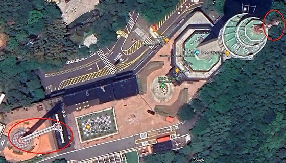 Google Maps Satellitenaufnahme eines Gebäudekomplexes
