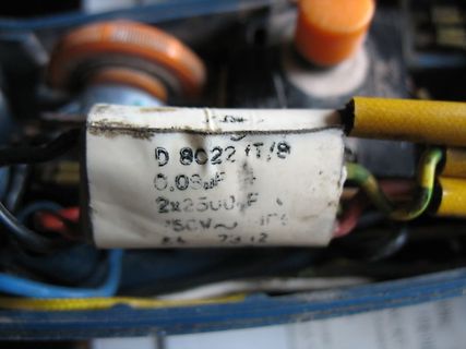 Nahaufnahme eines Elektrolytkondensators in einem Gerät