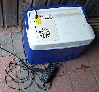 Blauer elektrischer Kühlbox mit Netzteil