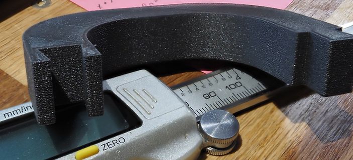 3D-gedrucktes Bauteil auf Messschieber