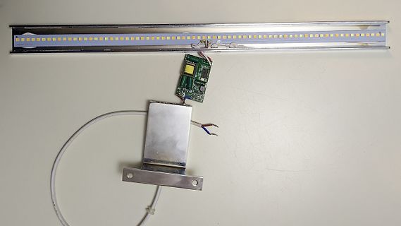 LED-Streifen mit Treiber und Metallgehäuse
