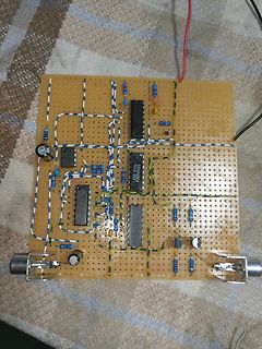 Geätzte Lochrasterplatine mit integrierten ICs und Bauteilen