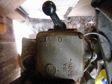 Altes elektrisches Bauteil mit Hebel