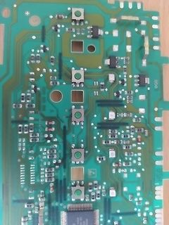 Foto einer grünen Leiterplatte mit SMD-Bauteilen