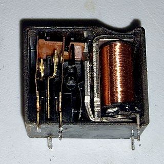 Elektromagnetisches Relais mit geöffnetem Gehäuse