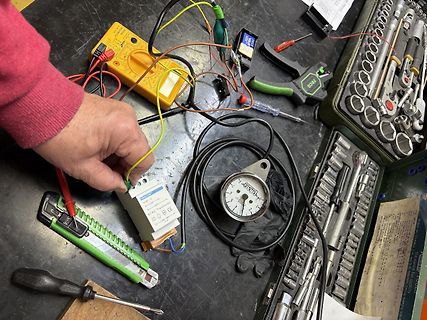 Werkstatt mit Multimeter, Transformator und Werkzeug