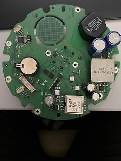 Bestückte grüne Leiterplatte mit elektronischen Bauteilen