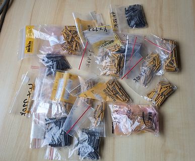 Mehrere Beutel mit IC-Sockeln auf Holztisch