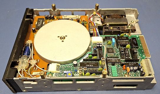 Innenansicht eines elektronischen Geräts mit Spindel