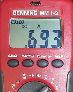 Digitalmultimeter zeigt Messwert