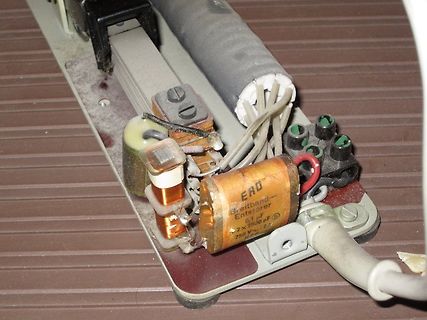 Innenansicht eines elektronischen Geräts mit Bauteilen