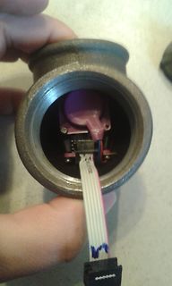 Elektronikkomponente in Metallgehäuse mit Flachbandkabel