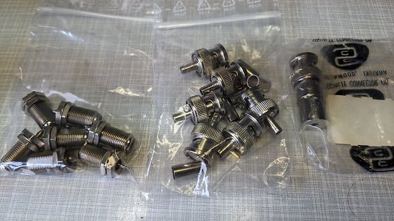 Metallische Steckverbinder in Plastikbeuteln