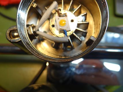 LED-Leuchtmittel mit freiliegender Platine und Verkabelung