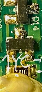 Nahaufnahme einer bestückten Leiterplatte mit SMD-Bauteilen