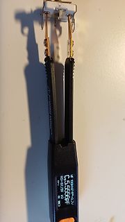 LCR-Meter mit Messklemmen an einem Bauteil