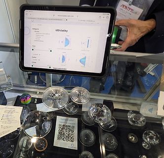 Abfotografierter Tablet-Bildschirm mit Produktkatalog und Linsen