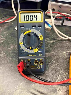 Digitalmultimeter zeigt Messwert 1.004 kOhm